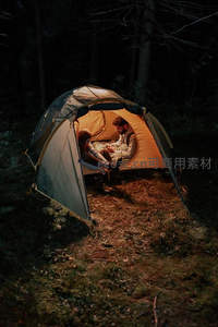 夜幕下情侣在帐篷内共享温暖