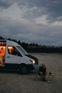 暮色中独坐露营椅，伴车灯品咖啡