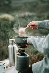 户外露营煮食，热气腾腾的温馨时刻