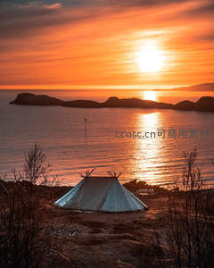 海边日落时分的孤独帐篷