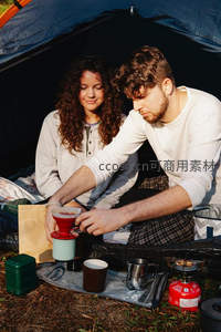 情侣帐篷内手冲咖啡享受露营时光