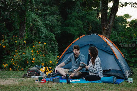 森林草地情侣露营野餐享受自然