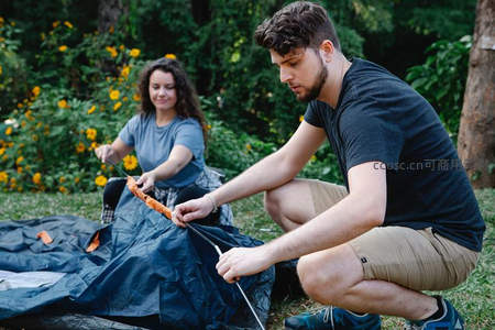 情侣协作搭建露营帐篷享受户外
