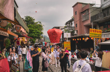 热闹街市放天灯祈福，人群熙攘共庆佳节
