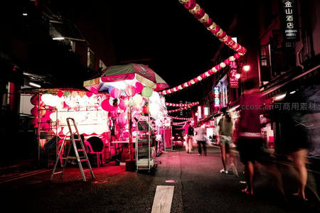 红灯笼映照下的热闹夜市街巷
