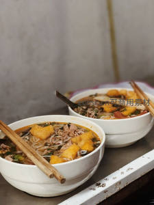 两碗热腾腾的越南河粉香气扑鼻