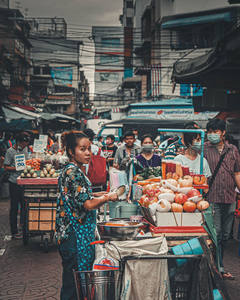 熙攘街头水果摊前人潮涌动