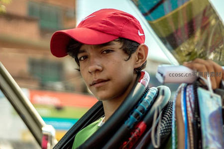 街头少年肩扛商品凝视镜头