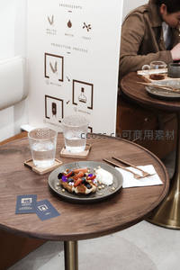 精致早餐摆盘与咖啡馆环境