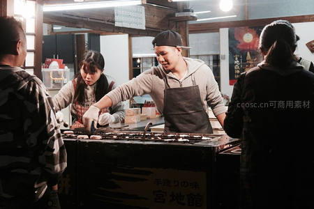 夜市摊主专注烤制食物