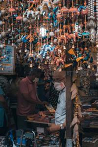 热闹市集挂满手工饰品摊位