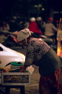 夜市老妇售卖小吃温暖街角