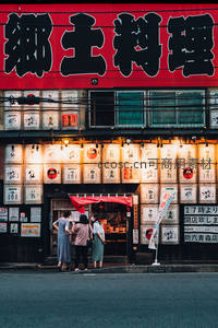 日式料理店门前灯笼映照温馨夜景