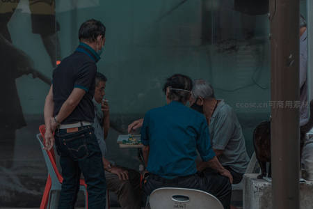 街角老者围坐对弈享受悠闲时光