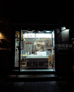 深夜街角糖水铺，温暖灯光映照人间烟火