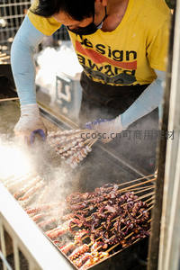 街头摊贩烤制章鱼串香气四溢