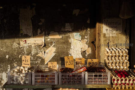 斑驳墙前菜市场价格标签特写