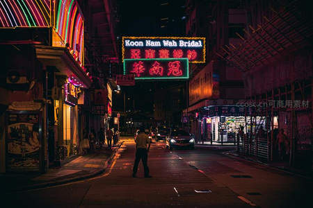 霓虹夜巷行人驻足光影交错