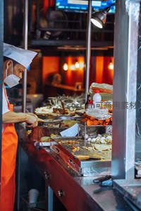 厨师在明亮厨房专注切配新鲜食材准备餐点