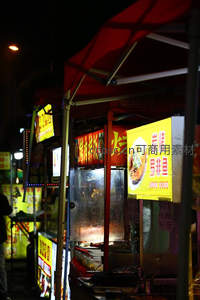 夜市炭烤罗非鱼摊位灯火通明