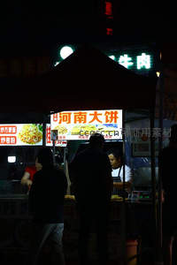 河南大饼摊前顾客排队选购