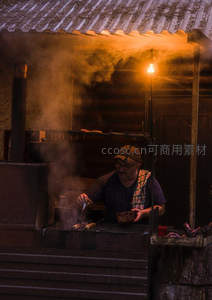 夜市烟火中烤肉的摊主