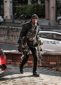 街头小贩肩挑琳琅商品