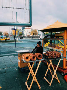桥下卖环形面包的土耳其街头小贩
