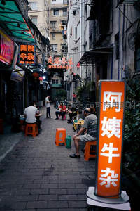 老巷深处阿嬷牛杂香，街坊围坐话家常