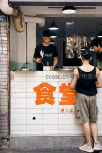 食堂窗口前，年轻食客等待美味热汤