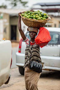非洲街头果贩，头顶竹篮青柠步履匆匆