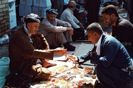 街头集市上的传统珠串交易