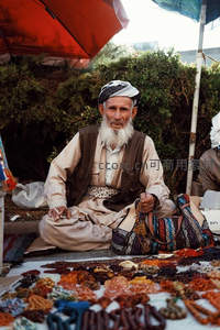 中东集市白须老者静坐售卖手串