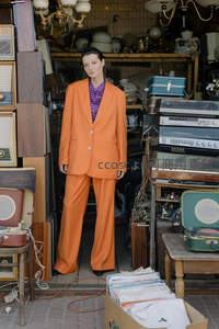 橙色西装模特置身复古电器堆