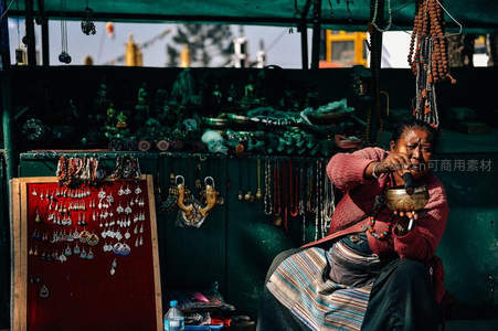 藏族妇人摊前转经筒祈福