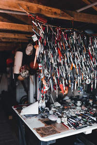 阁楼杂物间挂满鱼竿收藏丰富