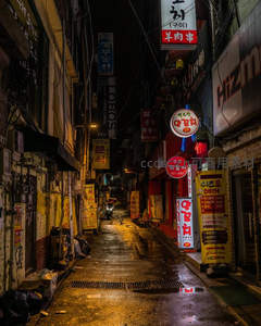 雨后韩式小巷霓虹闪烁湿漉漉的夜