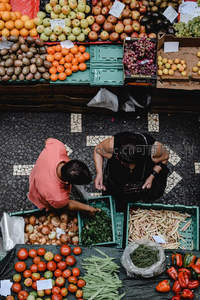 俯拍视角下的露天蔬果市场