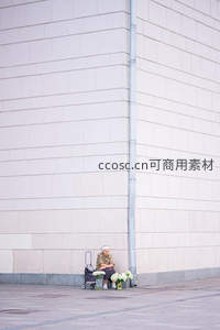 墙角卖花老人静候顾客