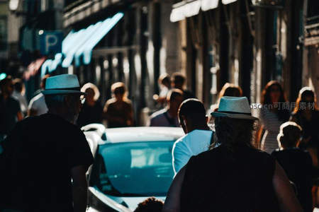 午后阳光下熙攘人群穿行于欧洲老街