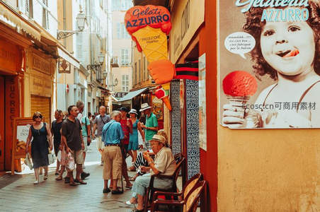 阳光小巷中的冰淇淋店与悠闲行人