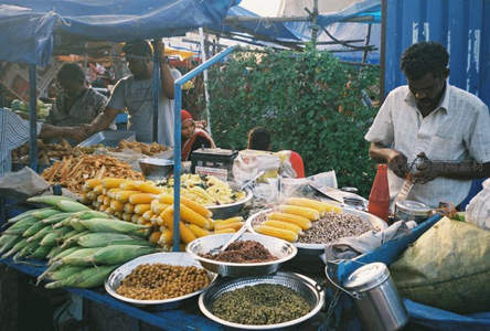 户外菜市场摆满玉米豆类杂粮