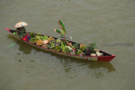 水上市场小舟满载新鲜蔬果