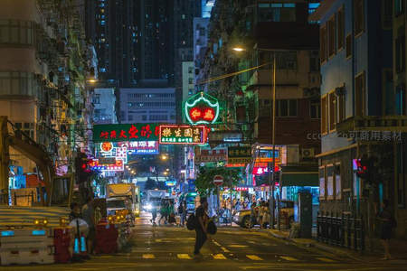 深巷霓虹下的都市夜行者