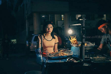 夜市灯火下，女孩守着热腾腾的烧烤摊