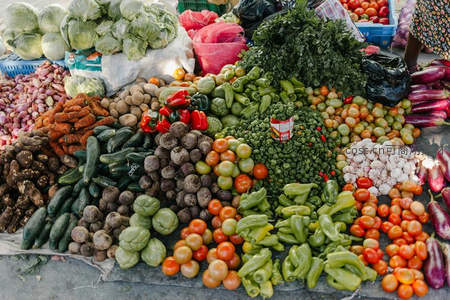 菜市场里五彩斑斓的新鲜蔬菜堆成山