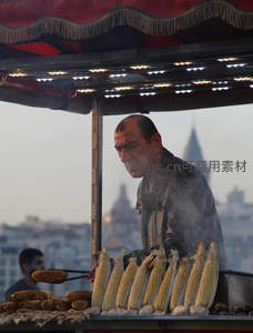 伊斯坦布尔街头玉米摊烟雾缭绕