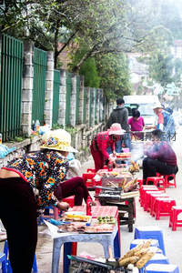 街头烧烤摊热闹非凡，食客围坐享受美味