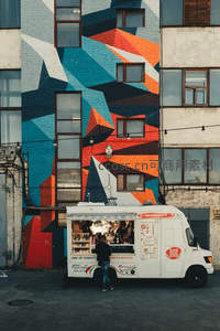 涂鸦墙前甜甜圈餐车售卖