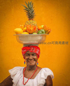 头顶果盘的微笑妇人，热带风情浓郁